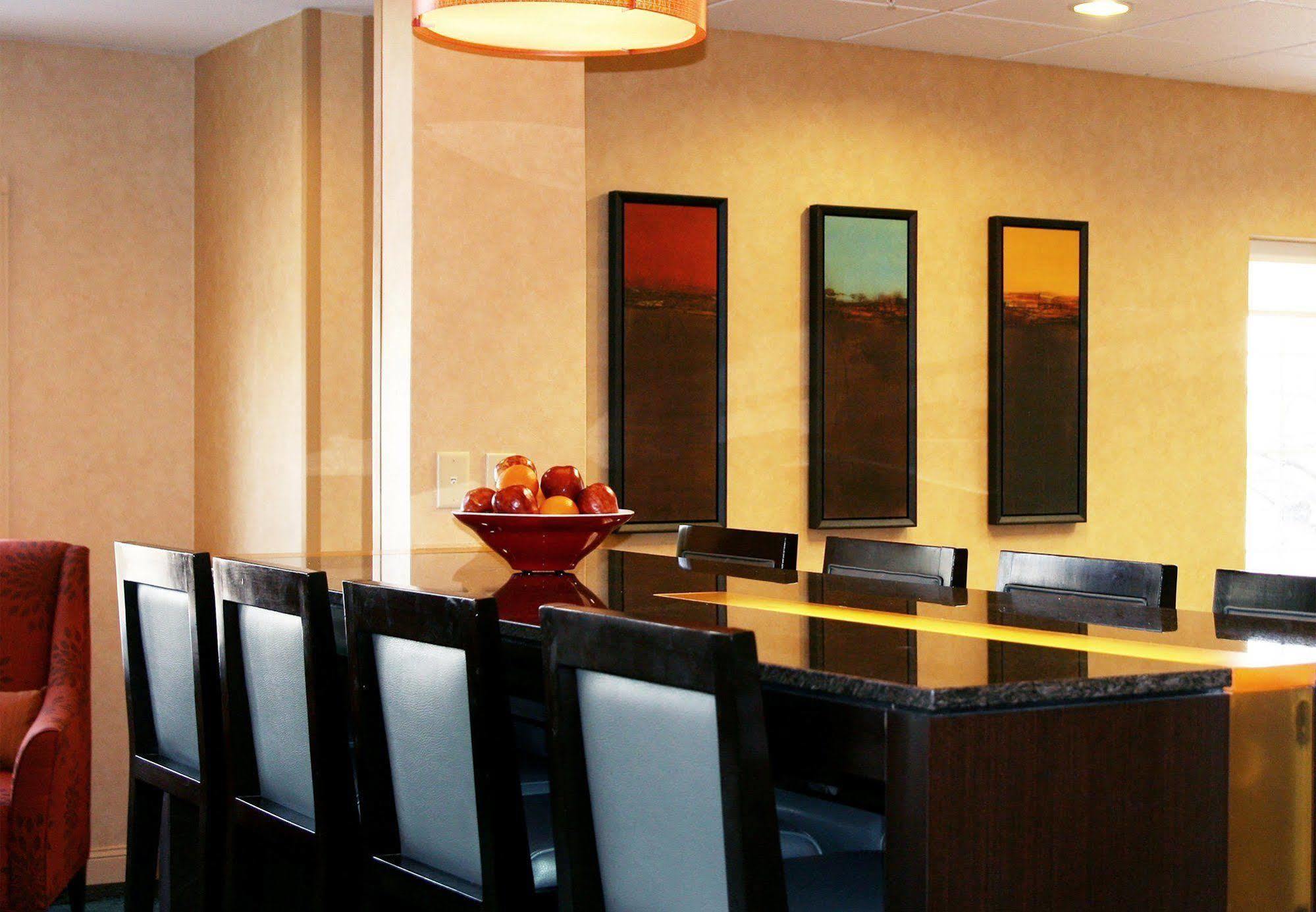 Residence Inn By Marriott Buffalo Galleria Mall Чіктоваґа Ресторан фото